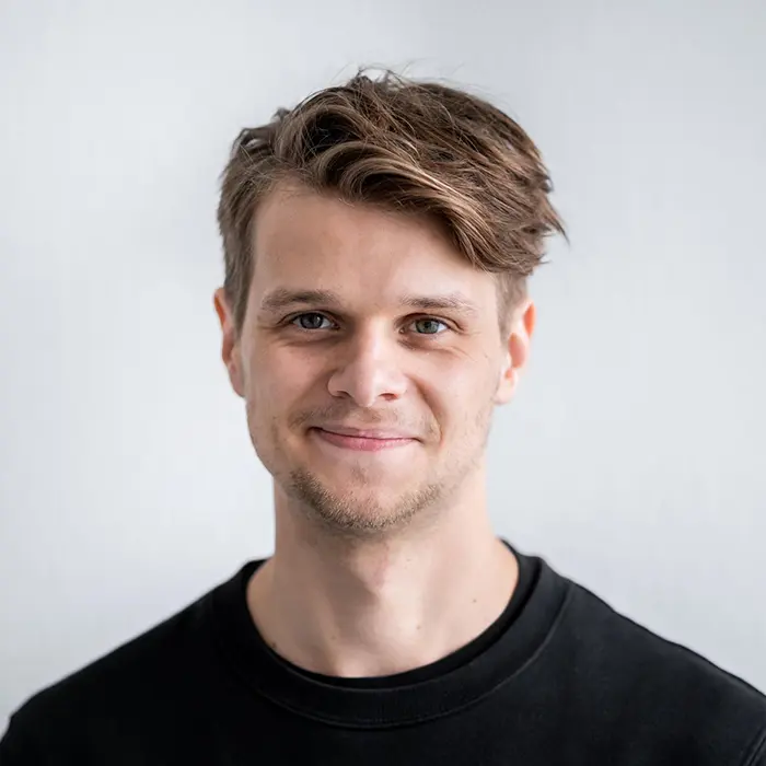 Junger Mann guckt in Kamera