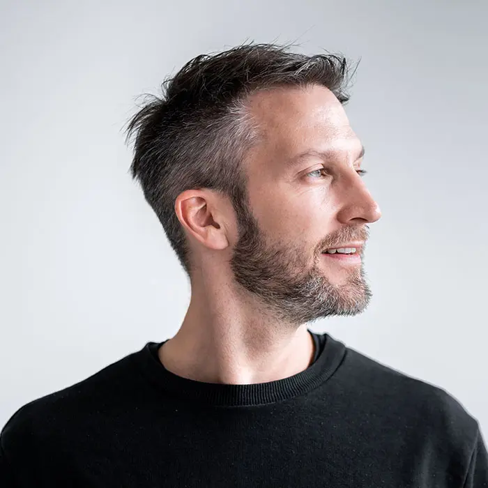 Mann guckt nach rechts